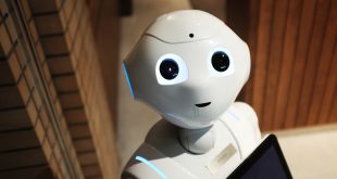 Agente AI - robot futuristico che rappresenta l'intelligenza artificiale autonoma