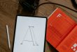 Designer al lavoro con strumenti creativi digitali - Adobe Firefly AI Photoshop
