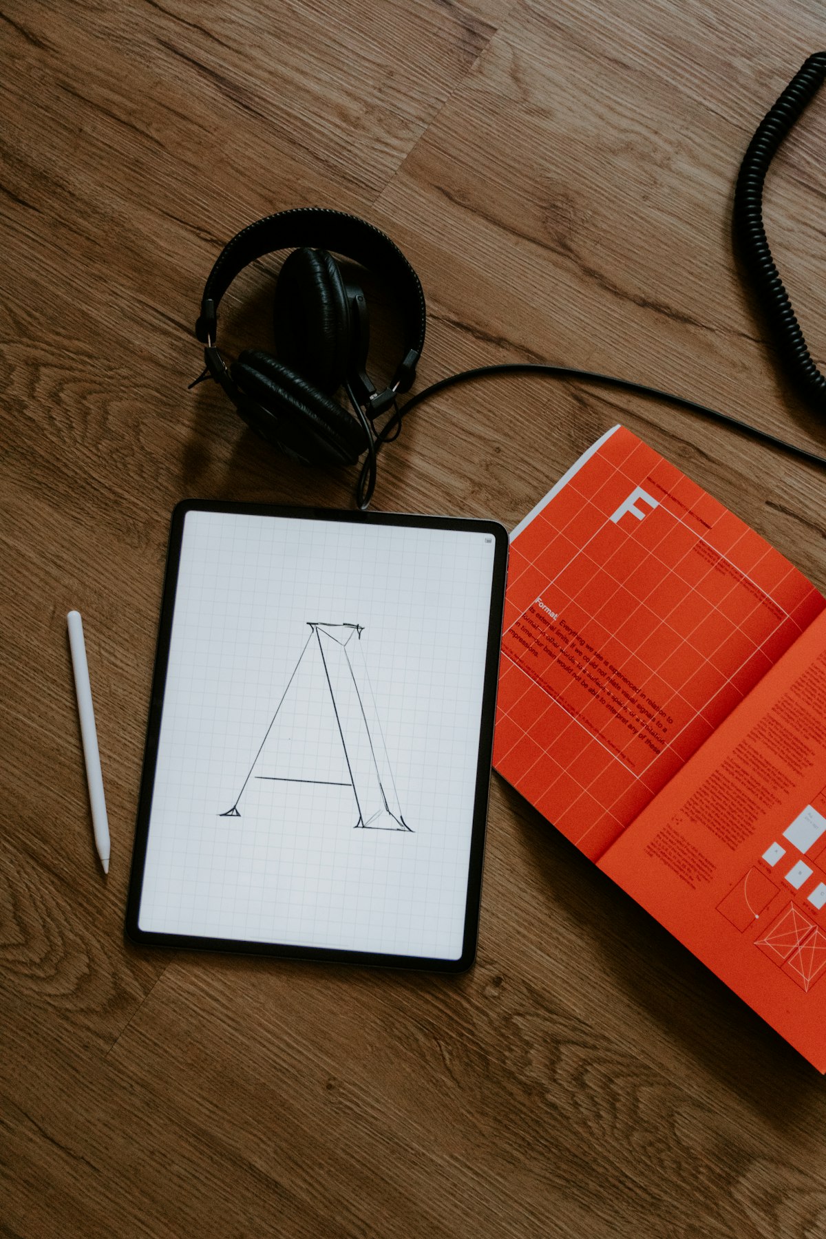 Designer al lavoro con strumenti creativi digitali - Adobe Firefly AI Photoshop