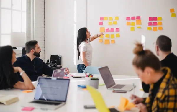 Team aziendale in riunione con lavagna digitale - integrazione AI processi aziendali