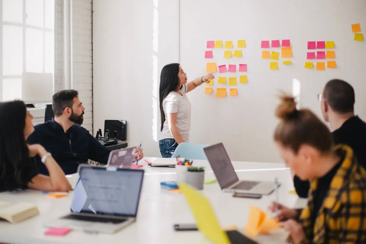 Team aziendale in riunione con lavagna digitale - integrazione AI processi aziendali