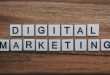 Strumenti e grafici di marketing digitale su una scrivania