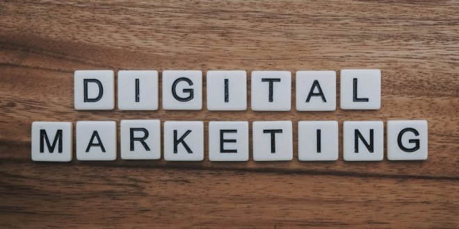 Strumenti e grafici di marketing digitale su una scrivania