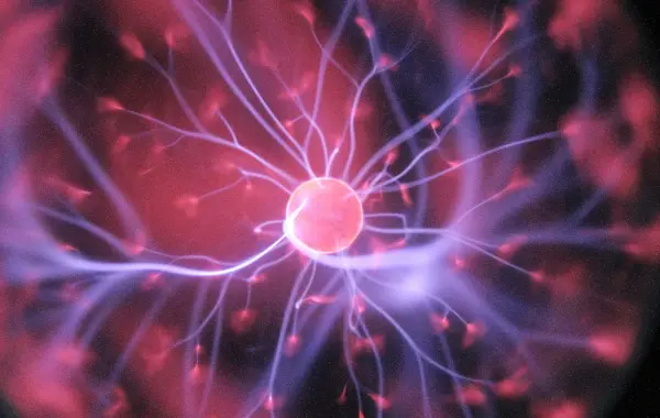 Scienziata in laboratorio con strumenti di ricerca - AI e ricerca scientifica