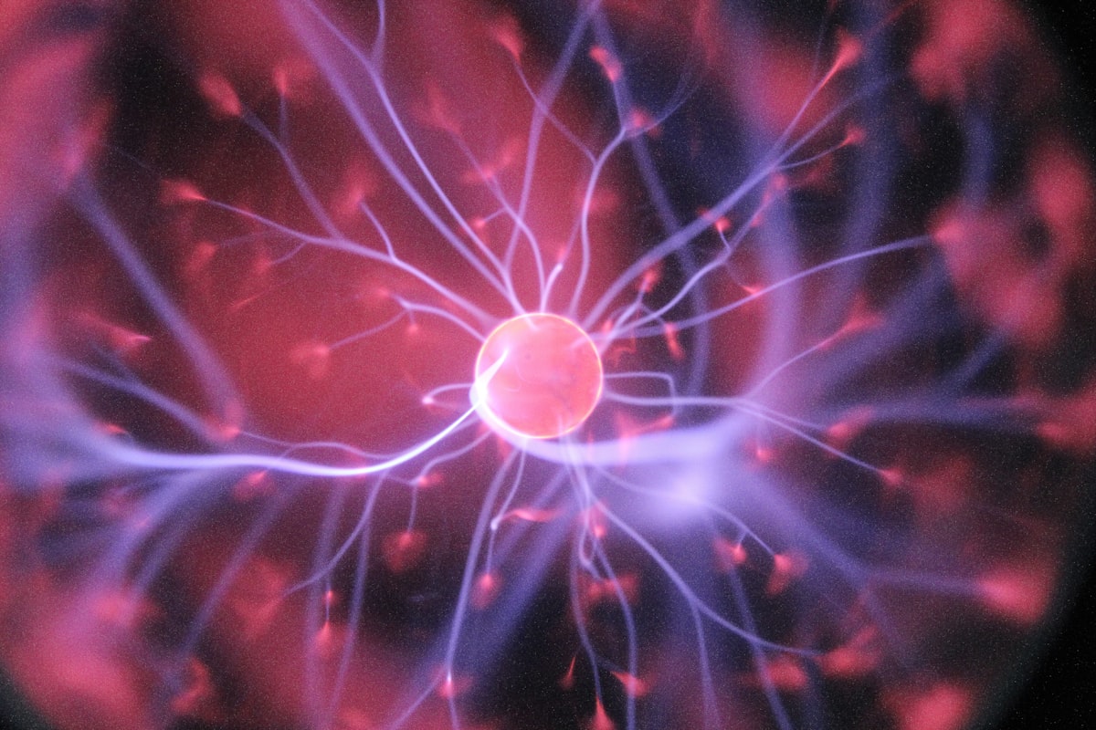 Scienziata in laboratorio con strumenti di ricerca - AI e ricerca scientifica