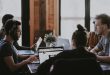 Team di professionisti che collaborano su progetti AI enterprise - Claude Partner Network