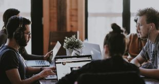 Team di professionisti che collaborano su progetti AI enterprise - Claude Partner Network