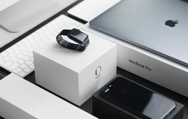 Smartphone moderno con interfaccia AI - Apple WWDC 2026 iOS 27 Siri AI