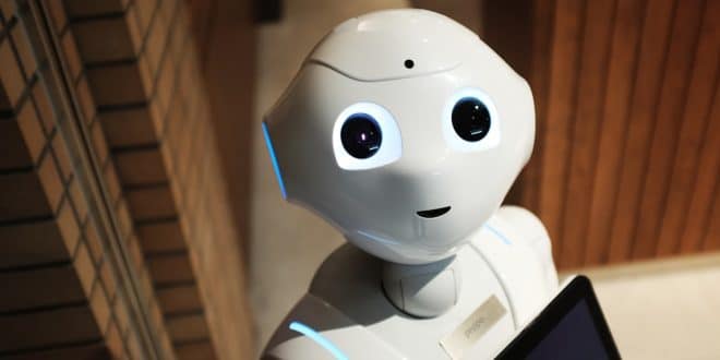 Robot bianco simbolo di un agente che apprende dall esperienza