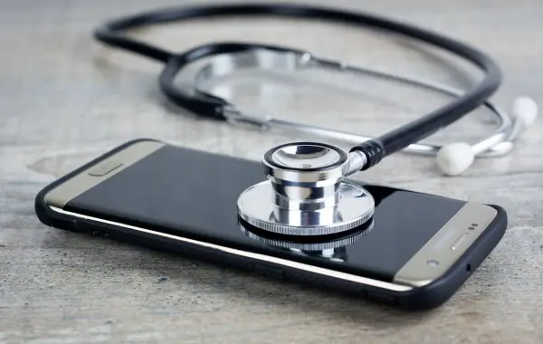Smartphone con stetoscopio, intelligenza artificiale e salute