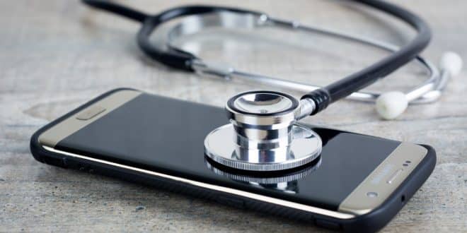 Smartphone con stetoscopio, intelligenza artificiale e salute