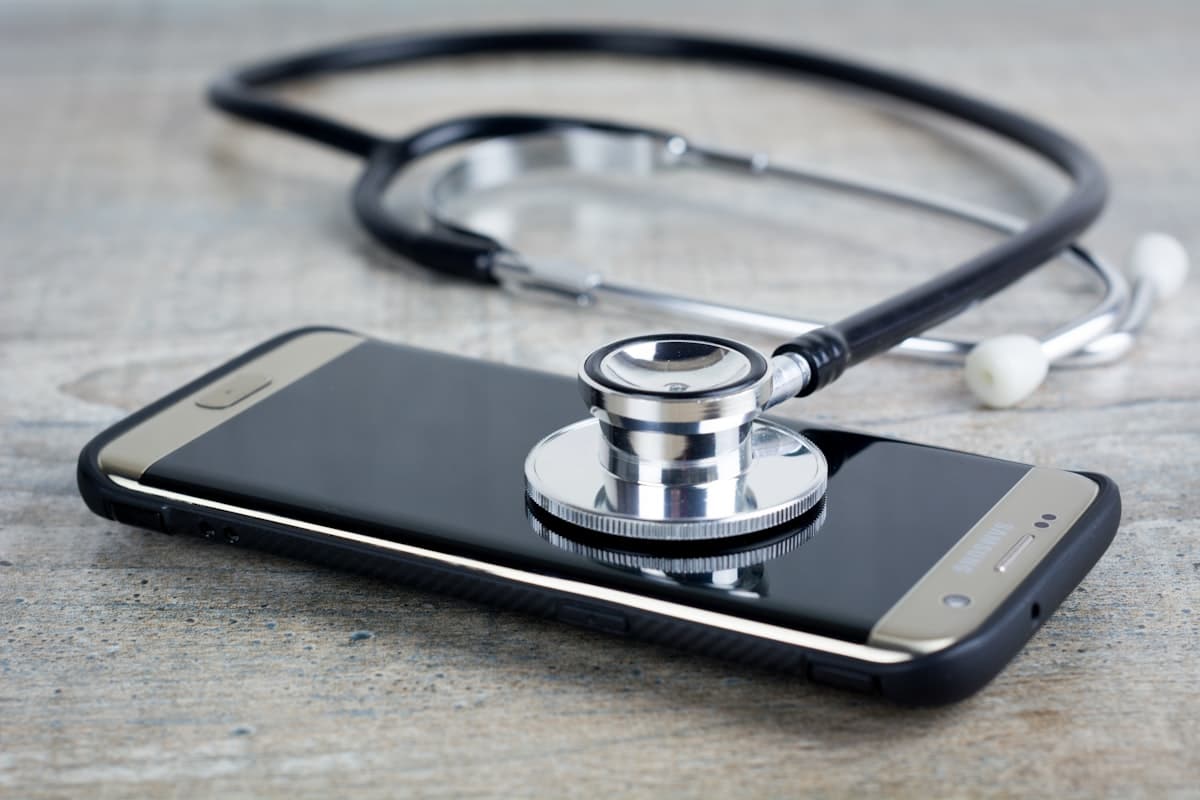 Smartphone con stetoscopio, intelligenza artificiale e salute