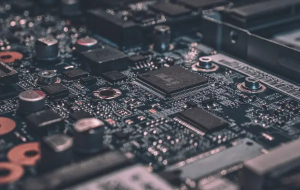 Microchip su circuito stampato - chip neuromorfico MIT per AI