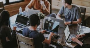 Team di lavoro collabora intorno a un tavolo con l intelligenza artificiale