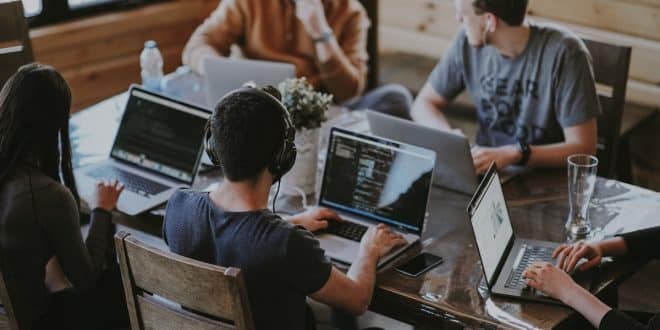 Team di lavoro collabora intorno a un tavolo con l intelligenza artificiale