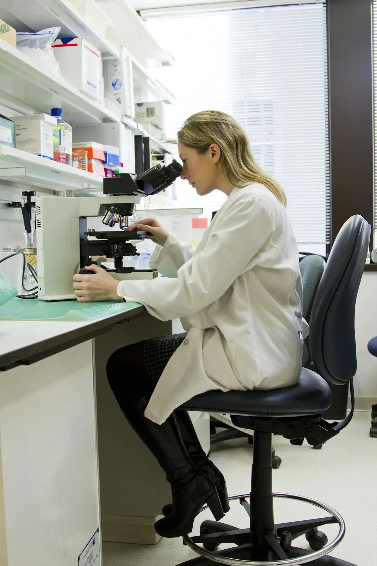 Laboratorio scientifico, riferimento all AI co-scientist di Google DeepMind per la ricerca