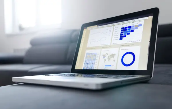 Grafici e proiezioni su schermo - Gartner previsioni AI agentale 2027