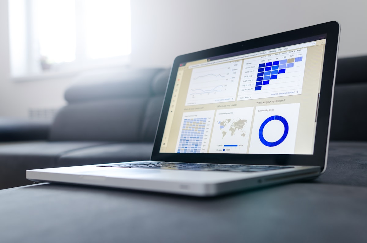 Grafici e proiezioni su schermo - Gartner previsioni AI agentale 2027