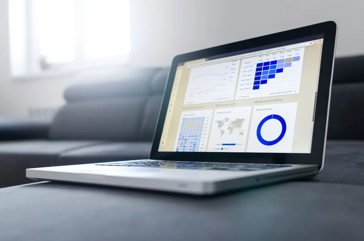 Grafici e proiezioni su schermo - Gartner previsioni AI agentale 2027