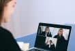 Persone che partecipano a una videochiamata di lavoro su un computer portatile