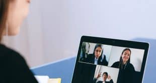 Persone che partecipano a una videochiamata di lavoro su un computer portatile