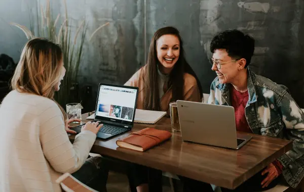 Studente al laptop che impara intelligenza artificiale da zero