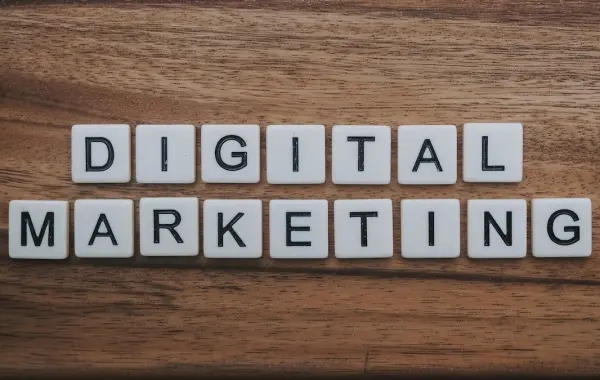 Elementi di marketing digitale su un piano di lavoro, guida completa all'intelligenza artificiale nel marketing