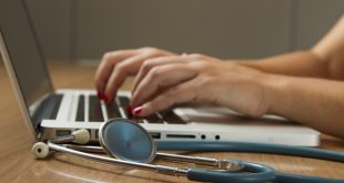 Professionista sanitario con tablet - AI nella terapia del linguaggio