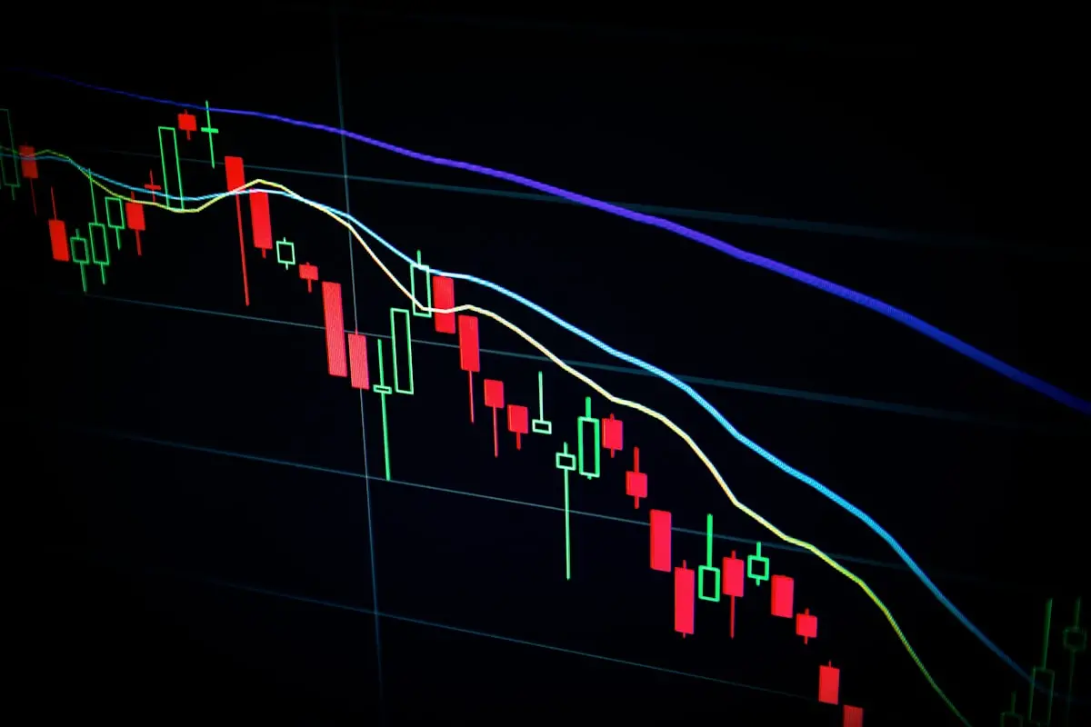 Schermi con grafici finanziari e dati di trading - AI nei mercati finanziari JPMorgan