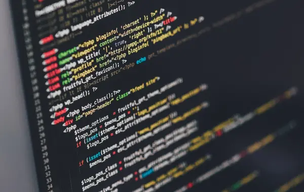 Schermo con codice di programmazione, riferimento ai nuovi modelli AI MAI di Microsoft