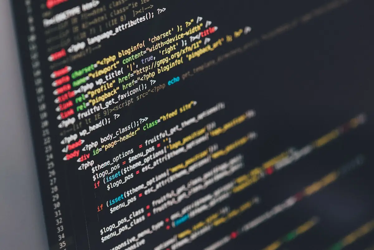 Schermo con codice di programmazione, riferimento ai nuovi modelli AI MAI di Microsoft