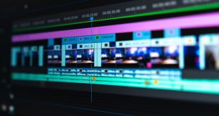 Postazione di montaggio video con software di editing