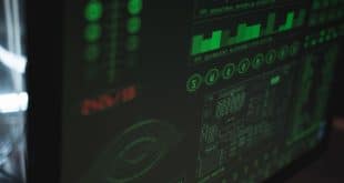 Schermo di un computer che mostra codice e dati di cybersecurity in tonalità verdi