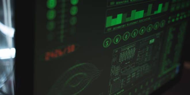 Schermo di un computer che mostra codice e dati di cybersecurity in tonalità verdi