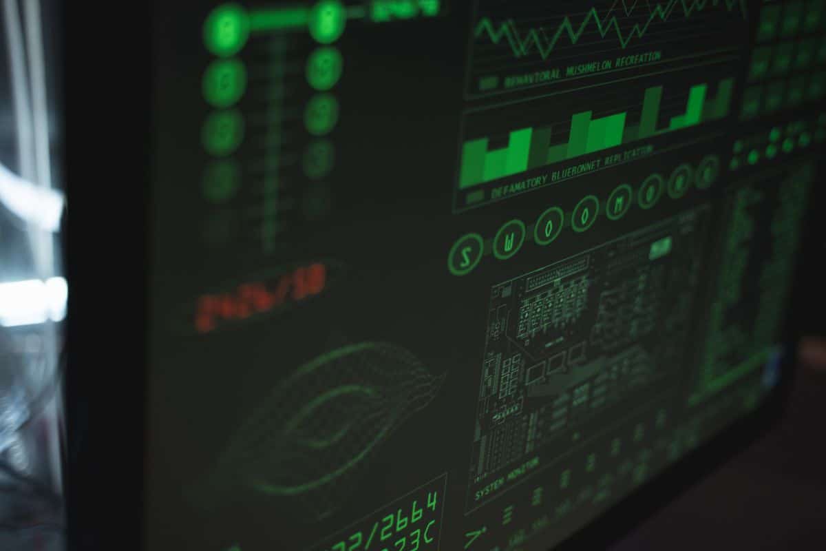 Schermo di un computer che mostra codice e dati di cybersecurity in tonalità verdi