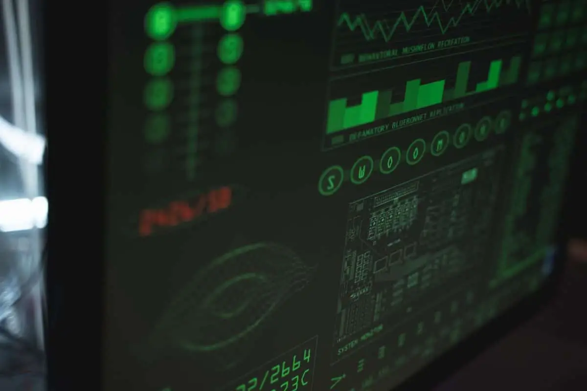Schermo di un computer che mostra codice e dati di cybersecurity in tonalità verdi