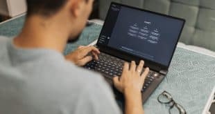Persona che usa un assistente di intelligenza artificiale su un computer portatile