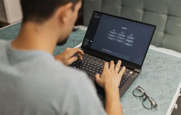 Persona che usa un assistente di intelligenza artificiale su un computer portatile