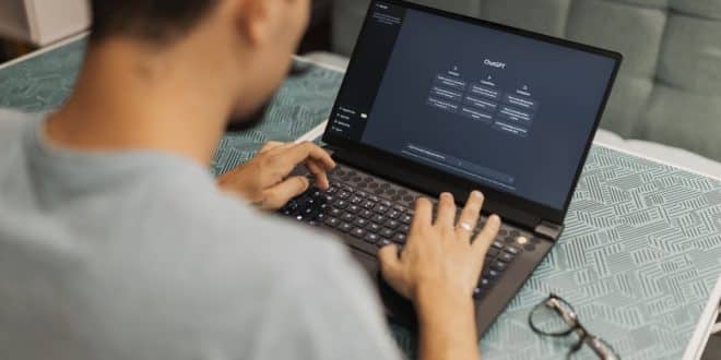 Persona che usa un assistente di intelligenza artificiale su un computer portatile