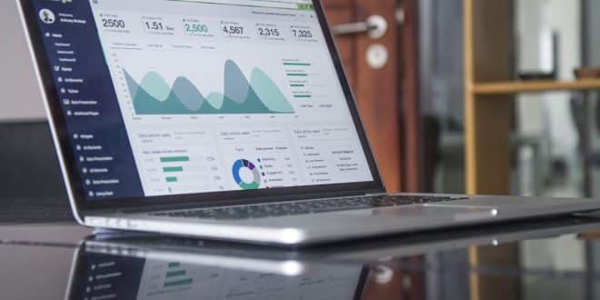 Intelligenza artificiale e marketing digitale, analisi dei dati su schermo