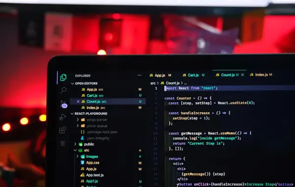 Codice su schermo, framework di deep learning TensorFlow e PyTorch