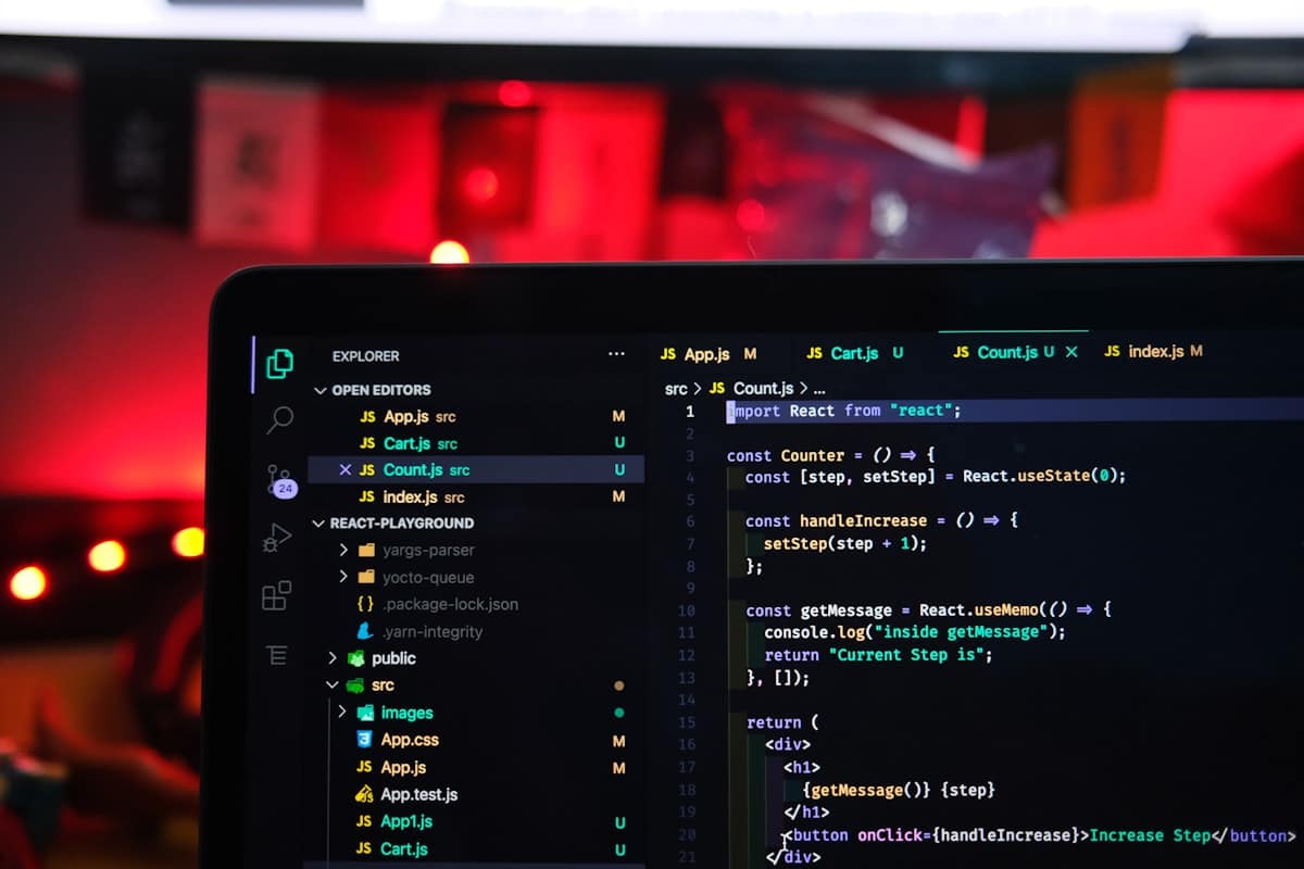 Codice su schermo, framework di deep learning TensorFlow e PyTorch