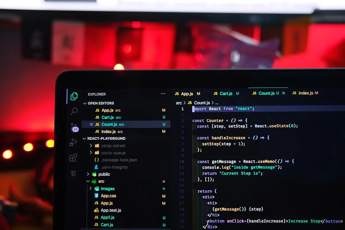 Codice su schermo, framework di deep learning TensorFlow e PyTorch