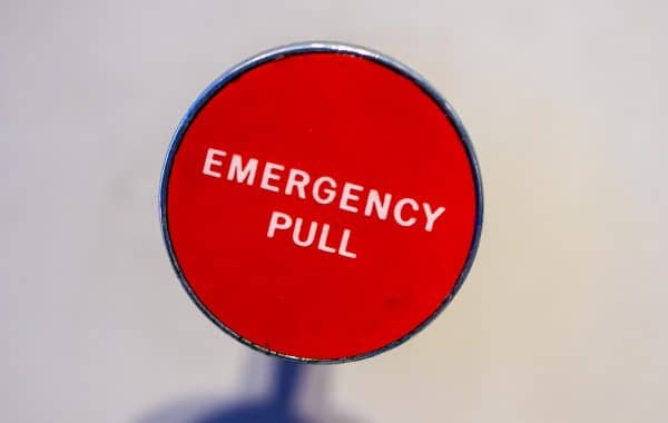 Pulsante rosso di emergenza con la scritta Emergency Pull, metafora dell'interruttore di spegnimento per l'AI