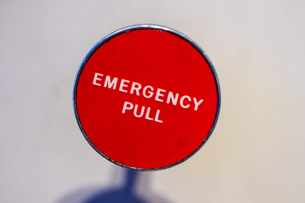 Pulsante rosso di emergenza con la scritta Emergency Pull, metafora dell'interruttore di spegnimento per l'AI
