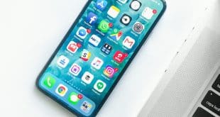 Smartphone accanto a un laptop, immagine simbolica delle app connesse nell AI Mode di Google