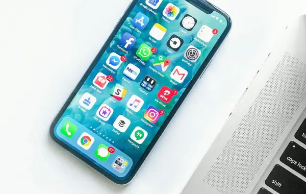 Smartphone accanto a un laptop, immagine simbolica delle app connesse nell AI Mode di Google