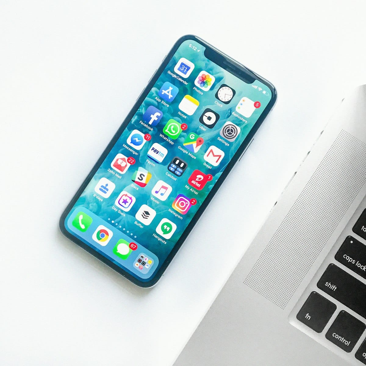Smartphone accanto a un laptop, immagine simbolica delle app connesse nell AI Mode di Google