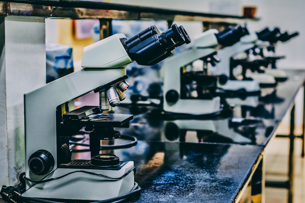 Microscopio in un laboratorio di ricerca scientifica