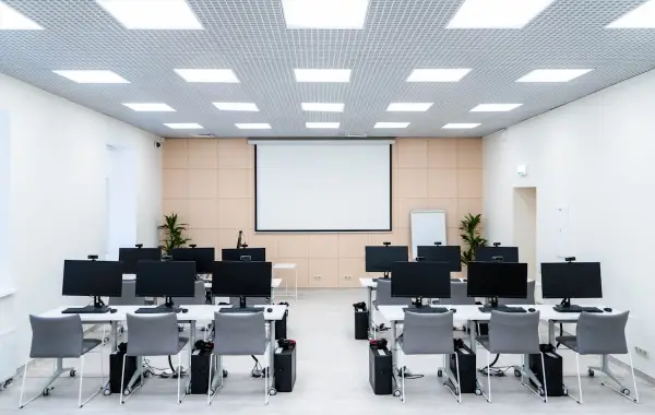 Aula informatica moderna con postazioni e computer, simbolo dell'intelligenza artificiale nella scuola